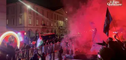 &ldquo;Fuori Israele dalle Olimpiadi&rdquo;: a Milano la protesta degli studenti pro-Palestina al passaggio della fiaccola