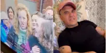 Robbie Williams chiama una fan che gli aveva lasciato il numero negli anni &rsquo;90, poi l&rsquo;amara scoperta: non &egrave; pi&ugrave; attivo. Parte la caccia social per trovarla