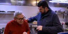 &ldquo;Assaggialo, abbi fede&rdquo;: Barbieri fa mangiare a Cannavacciuolo una salsa &ldquo;saporita&rdquo; e si becca una sberla a Masterchef &ndash; Video