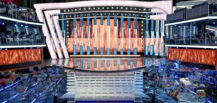 Svelata la scenografia del Festival di Sanremo 2026 firmata da Riccardo Bocchini: &ldquo;Annulliamo la distanza la distanza tra chi esegue e chi ascolta&rdquo; &ndash; LA FOTO