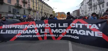 A Milano 5mila persone in corteo contro le Olimpiadi e l&rsquo;Ice. &ldquo;Giochi basati su opere inutili e sfruttamento&rdquo;