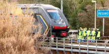 Bologna, cavi tranciati in stazione. Una cabina incendiata a Pesaro: ipotesi sabotaggio. Ritardi sull&rsquo;alta velocit&agrave;