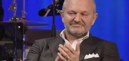 Sanremo 2026, Andrea Pucci rinuncia alla co-conduzione dopo le polemiche: &ldquo;Gli insulti sono inaccettabili, il termine fascista non dovrebbe esistere&rdquo;