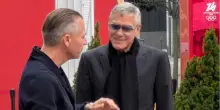 &ldquo;Mettetemi i filtri per farmi pi&ugrave; giovane&rdquo;: la battuta di George Clooney ai fotografi appostati a Milano