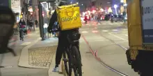 Torino, rider picchiato perch&eacute; non aveva il resto: &ldquo;Dobbiamo avere dei diritti, non siamo animali&rdquo;