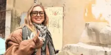 &ldquo;Meloni Dux fascista&rdquo;: Chiara Ferragni pubblica una foto da Roma con una scritta contro la premier. Poi la cancella