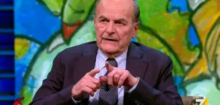 Referendum, Bersani a La7: &ldquo;Delmastro attacca i magistrati e alle spalle ha il ritratto di Falcone e Borsellino? Roba da matti, ragazzi&rdquo;