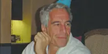 &ldquo;Jeffrey Epstein ha nascosto in diversi magazzini foto, pc e attrezzature per sottrarli alle indagini&rdquo;
