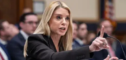 Caso Epstein, la procuratrice Bondi in difficolt&agrave; al Congresso: &ldquo;Ghislaine Maxwell muoia in cella&rdquo;