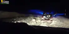 Bufera di neve sull&rsquo;Etna, cinque persone restano bloccate con le auto: soccorse dalla Gdf &ndash; Video