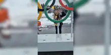 &ldquo;Bella ciao&rdquo; per salutare Cortina: l&rsquo;atleta svedese oro nel curling doppio misto lascia le Olimpiadi e omaggia cos&igrave; l&rsquo;Italia &ndash; Video