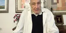 &ldquo;A 101 anni visito ancora i miei pazienti. Non tremo, non sbavo, cammino da solo con l&rsquo;aiuto del bastone. La morte? Vuol dire addormentarsi. Almeno spero&rdquo;: la storia del dottor Cardini
