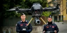 Spia la ex con un drone, ma il velivolo si schianta contro la finestra: arrestato 28enne