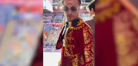 Vestito da torero per supportare la fidanzata alle Olimpiadi: il tifo speciale per Sara Conti &ndash; Video