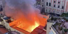 Napoli, vasto incendio a via Chiaia. Brucia la cupola del Teatro Sannazaro