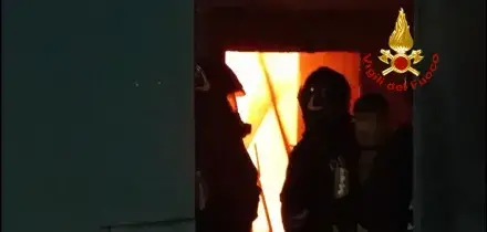 Incendio al Teatro Sannazaro di Napoli, il video dei vigili del fuoco tra le fiamme
