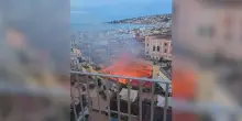 Incendio al Teatro Sannazaro di Napoli, il video del rogo dall&rsquo;alto: l&rsquo;edificio avvolto dalle fiamme