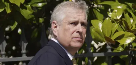 L&rsquo;ex principe Andrea rilasciato dalla polizia britannica. Resta indagato per aver condiviso informazioni riservate con Epstein