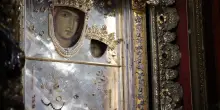 Bologna, furto nella basilica di San Luca: rubati gioielli dall&rsquo;icona della Madonna. Indagini su un guanto, al vaglio i video