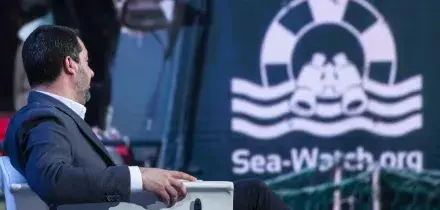 Sea Watch, Salvini attacca i giudici: ma il risarcimento alla ong &egrave; solo colpa del suo ministero (e non c&rsquo;entra con Rackete)