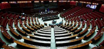 Congedo parentale uguale per madri e padri, il testo arriva alla Camera senza mandato al relatore. Le opposizioni: &ldquo;Stanno sabotando la proposta&rdquo;