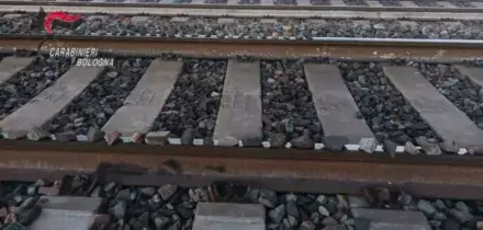 &ldquo;Delusione sentimentale, non gesto politico&rdquo;, il 19enne che ha messo i sassi sui binari va ai domiciliari. Il gip: &ldquo;Fece sopralluogo il giorno prima&rdquo;