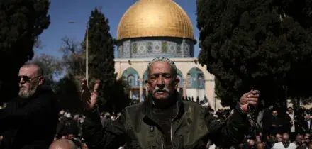 Israele, decine di coloni irrompono nella moschea di al-Aqsa durante il Ramadan