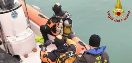 Massacra di botte la mamma nel giorno del suo 20esimo compleanno, poi scappa e si lancia in mare dal porto: ricerche a Civitanova