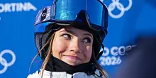 Eileen Gu &ldquo;risponde&rdquo; sul campo al giornalista dopo le polemiche: &egrave; oro nell&rsquo;halfpipe