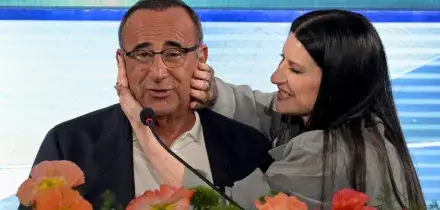 Sanremo 2026, la diretta della prima serata: fine prevista all&rsquo;1.25. Dalla signora Gianna di 105 anni a Tiziano Ferro, ecco cosa succeder&agrave;