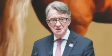 Epstein files, desecretati migliaia di documenti sull&rsquo;ex ambasciatore Mandelson. Di Starmer diceva: &ldquo;Governo assediato e allo sbando&rdquo;