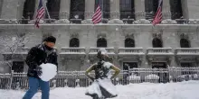 New York sotto una bufera di neve. Scuole e uffici chiusi, appello di Mamdani ai residenti: &ldquo;Restate a casa&rdquo;