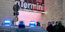 Roma, cinque aggressioni in una notte contro senzatetto stranieri: denunciati tre giovani. Avevano anche una copia del Mein Kampf