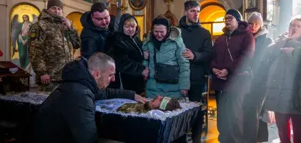 Ucraina, 4 anni di guerra. Von der Leyen: &ldquo;Pace alle condizioni di Kiev&rdquo;. Zelensky: &ldquo;Putin ha fallito, non ha raggiunto i suoi obiettivi&rdquo;