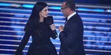 Come si vota nella finale di Sanremo 2026? La gara in due fasi, quanto pesano le giurie, i codici e i costi per eleggere il vincitore