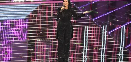 Sanremo 2026, le pagelle ai look della seconda serata in diretta: Laura Pausini non benissimo, Gianluca Gazzoli impeccabile
