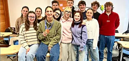 Flora Tabanelli torna a scuola dopo la medaglia alle Olimpiadi: festa e applausi di compagni e insegnanti &ndash; Video