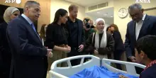 Harry e Meghan incontrano i bambini malati di Gaza e i profughi siriani: cos&igrave;  cercano di &ldquo;ripulire&rdquo; l&rsquo;immagine dei Reali dopo lo scandalo dell&rsquo;ex principe Andrea