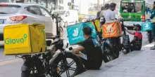 Tutele ancora deboli per i rider nonostante il decreto: subordinazione non automatica e sanzioni ridotte