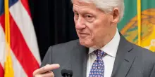 Caso Epstein, Bill Clinton testimonia al Congresso: &ldquo;Non ho visto nulla e non so nulla. Le vittime? Meritano di guarire&rdquo;