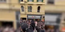 Folla di fan in delirio per Fedez e Masini: l&rsquo;esibizione affacciati dal un balcone sul corso di Sanremo &ndash; Video