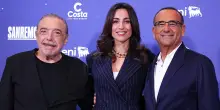 Sanremo 2026, la diretta della Finale: tutti e 30 Big in gara per la vittoria, Nino Frassica Show, Cardinaletti co-conduttrice e le parole di Gino Cecchettin