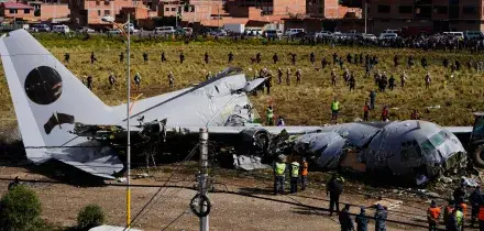 Aereo cargo si schianta in Bolivia, almeno 20 morti. Era carico di banconote: caos e saccheggi