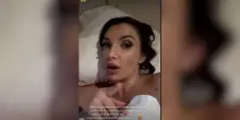Elettra Lamborghini delusa dopo la serata cover: &ldquo;Tutti amici amici poi ti rubano la bici&rdquo;. E va a dormire munita di tappi: &ldquo;Sono nera&rdquo;