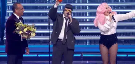 &ldquo;Caco sul palco di Sanremo&rdquo;: Tony Pitony mantiene la promessa. Cosa c&rsquo;&egrave; dietro il gesto del cantante che ha vinto la serata cover con Ditonellapiaga