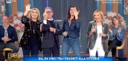 A Bar Centrale ballano Per sempre s&igrave; di Sal Da Vinci ma Pino Strabioli sbaglia dito e parte il medio: la gaffe in diretta su Rai 1