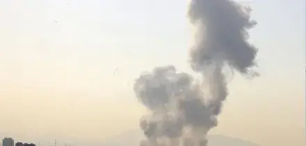 Israele lancia &ldquo;attacco preventivo&rdquo; all&rsquo;Iran: esplosioni a Teheran, colonne di fumo dalla zona dove vive Khamenei. &ldquo;Wsj: &ldquo;Anche gli Usa nell&rsquo;operazione&rdquo;