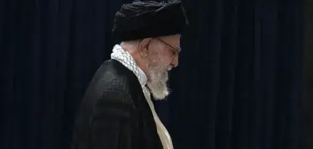 L&rsquo;Iran conferma la morte di Khamenei. Nuovi attacchi di Israele su Teheran. Trump: &ldquo;Se serve reagiremo con forza mai vista&rdquo;. Pakistan, tentato assalto al consolato Usa