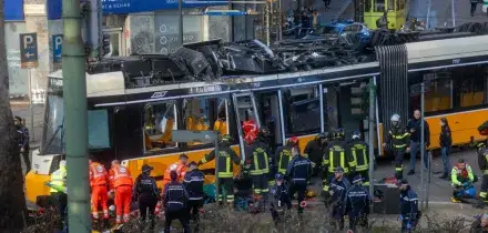 Tram deragliato a Milano, il conducente indagato per disastro ferroviario. Sequestri nella sede Atm