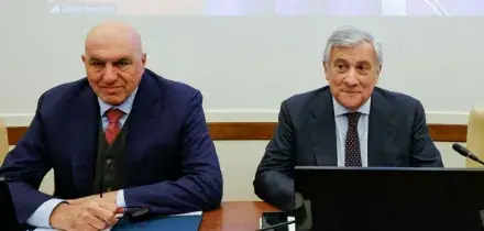 Guerra in Iran, Tajani e Crosetto in Parlamento ammettono che l&rsquo;Italia non &egrave; stata informata: &ldquo;Usa e Israele hanno deciso in modo riservato&rdquo;. Scontro frontale con Conte